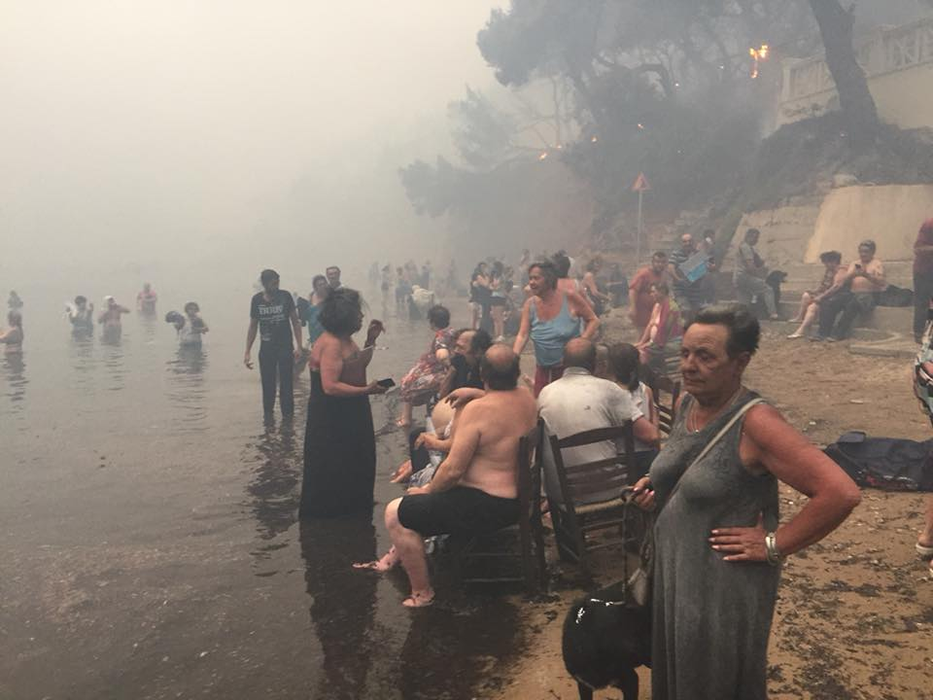 Imagini apocaliptice de la dezastrul din Grecia! Oamenii s-au refugiat în mare