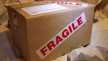 A crezut că nu vede bine! O femeie din Alba și-a comandat haine pe internet, dar a avut un șoc când a deschis coletul