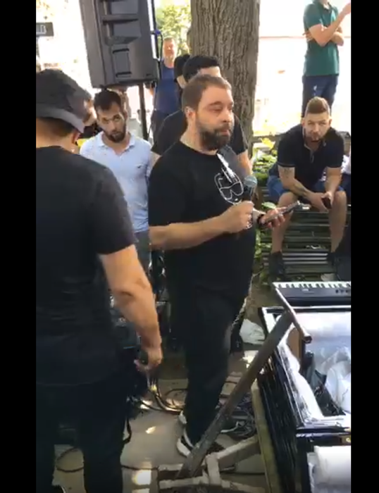Florin Salam a cântat la o înmormântare