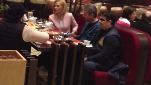 Are gusturi rafinate de mic! Gabri Firea isi invata fiul sa manace sushi. Micutul, rasplatit de tata pentru ca a mancat tot!