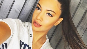 BETTY SALAM s-a pozat în aşternuturi, iar toată lumea a putut vedea asta: „Semeni enorm cu...“