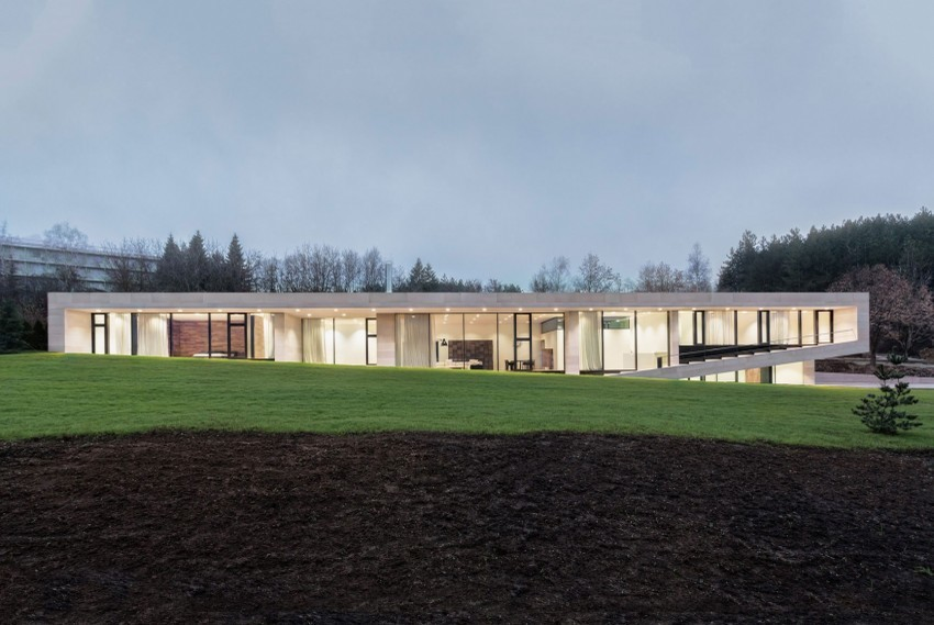 Casa din piatră – rafinament şi eleganţă! Designul unic şi amplasamentul o fac o raritate! Cum arată la interior