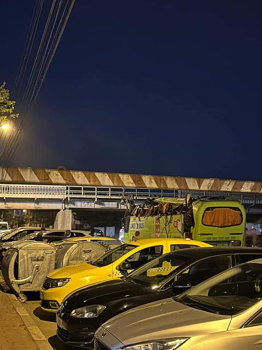Un autocar s-a izbit de un limitator de înălțime, în județul Constanța