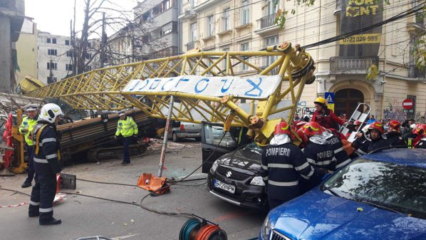A fost deschis un dosar penal după accidentul din Capitală. Brațul unei macarale a căzut peste o mașină și a rănit patru persoane