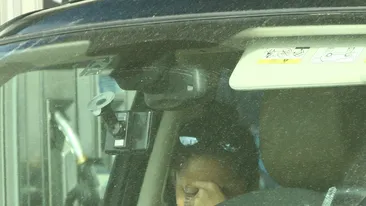 S-au impacat dar numai ca un cuplu nu se poarta... Laurette simuleaza o migrena cand isi vede iubitul!