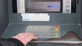 Sapte bancomate din Iasi au fost vandalizate, atacatorii fiind cautati de politisti