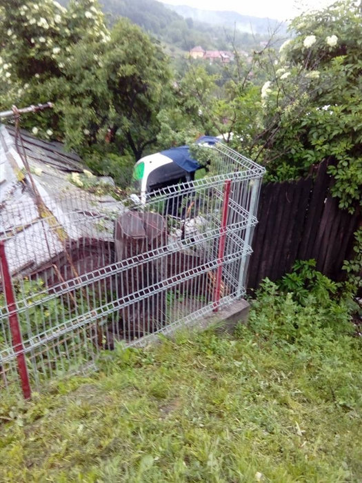 Accident grav în Vâlcea! Un autocar a căzut peste o casă