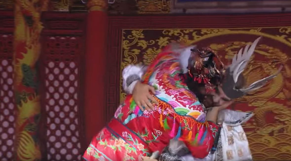 Scene incredibile difuzate de Antena 1, de la Asia Express! Alex Abagiu l-a sărutat pe Radu Vlăduţ. Gina Pistol, reacţie surprinzătoare