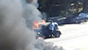 VIDEO A scapat din flacarile Iadului! Un sofer a fost salvat dintr-o masina in flacari!