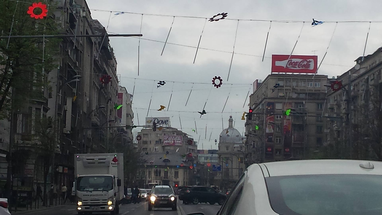 Primele imagini! Bucurestiul, impodobit de Paste! Floricele, iepurasi, fluturasi si luminite!