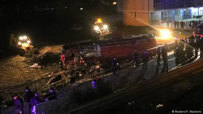 Un autocar s-a răsturnat pe autostradă. 13 morți, iar numărul victimelor poate crește | FOTO
