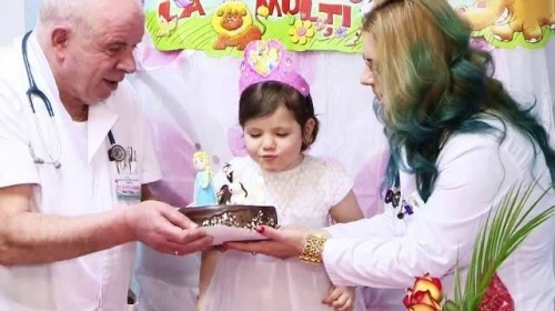 Povestea ei a emoţionat o ţară întreagă în urmă cu trei ani! Cum arată acum fetiţa care a fost hrănită doar cu ceai şi pufuleţi, iar apoi a fost abandonată la spital