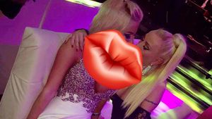 Loredana Chivu și Simona Trașcă, show de senzație într-un club de fițe! Cele două s-au sărutat în fața tuturor