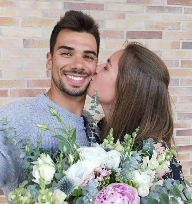 Un pilot din Moto GP se căsătorește cu sora lui vitregă! Care este povestea lor