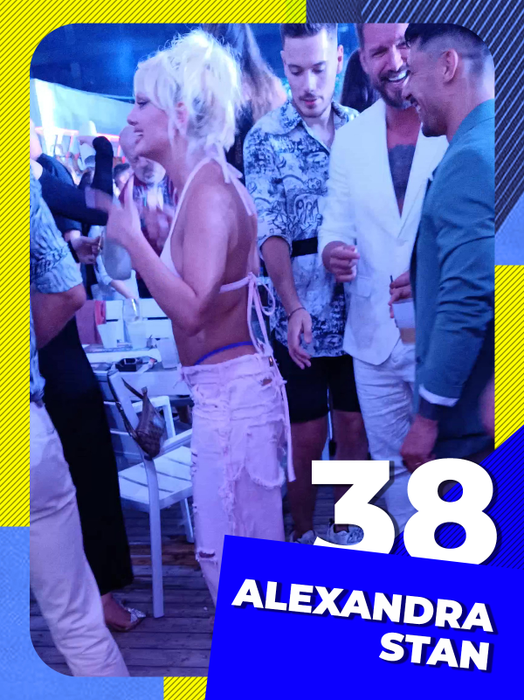 Top 50 sexy-dive care au “lovit” fără milă și au “distrus” asistența. Și-au arătat chiloțeii!