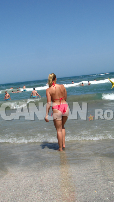 Am fotografiat-o pe ROXANA în costum de baie! A cam uitat de dietă şi s-a rotunjit!