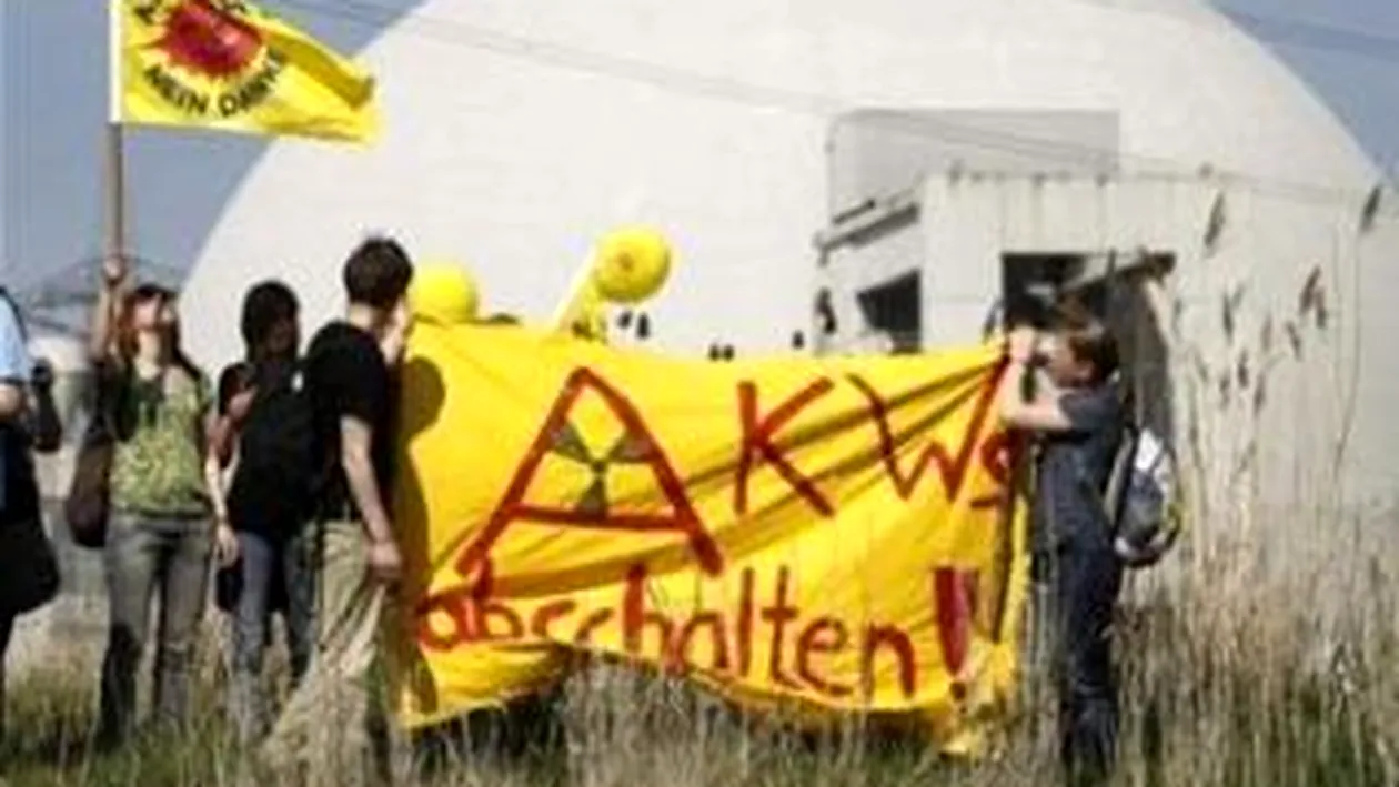 VIDEO Peste 100.000 de opozanti ai energiei nucleare au format un lant uman in Germania