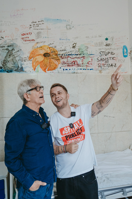 Fratele Juliei Roberts a ajuns pe șantierul viitoarei clinici de psihiatrie pediatrică de la Obregia. Eric Roberts și Codin Maticiuc, mesaj emoționant: „Trebuie să salvăm copiii”