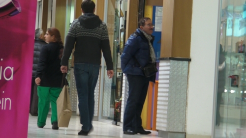 Are fobie de shopping? Cornel Palade prefera sa pazeasca intrarea in magazine decat sa-si insoteasca sotia la cumparaturi.