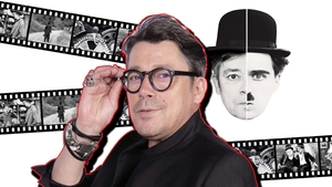 Ce mai face Cristi Iacob, „Rotulă” din serialul „Băieți buni”. Actorul joacă astăzi într-un spectacol emoționant despre Charlie Chaplin
