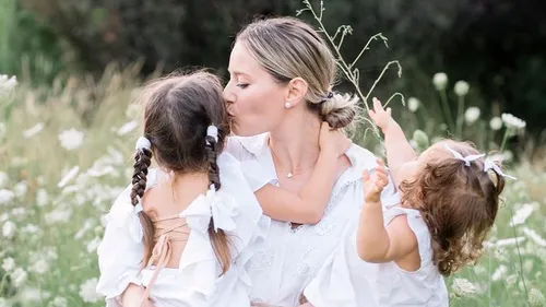 Cum are grijă Laura Cosoi de fetiţele sale în sezonul rece: Copiii nu trebuie să crească într-o bulă