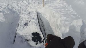 Maşini îngropate în zăpadă, la Rânca în Gorj