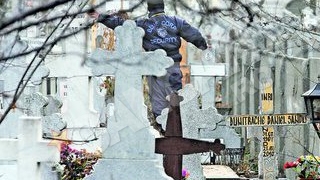 Fanii o pot vedea ultima oara pe artista doar in prezenta agentilor de paza! Locul de veci al Malinei, pazit de bodyguarzi
