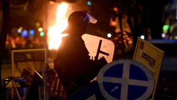 Imagini înfiorătoare din timpul protestului de la Piața Victoriei! O tânără în scaun cu rotile s-a aruncat peste iubitul ei, ca sa-l protejeze