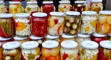 Prețul unui borcan de murături a devenit astronomic! Cât te costă să pui singur, cu legume de la piață