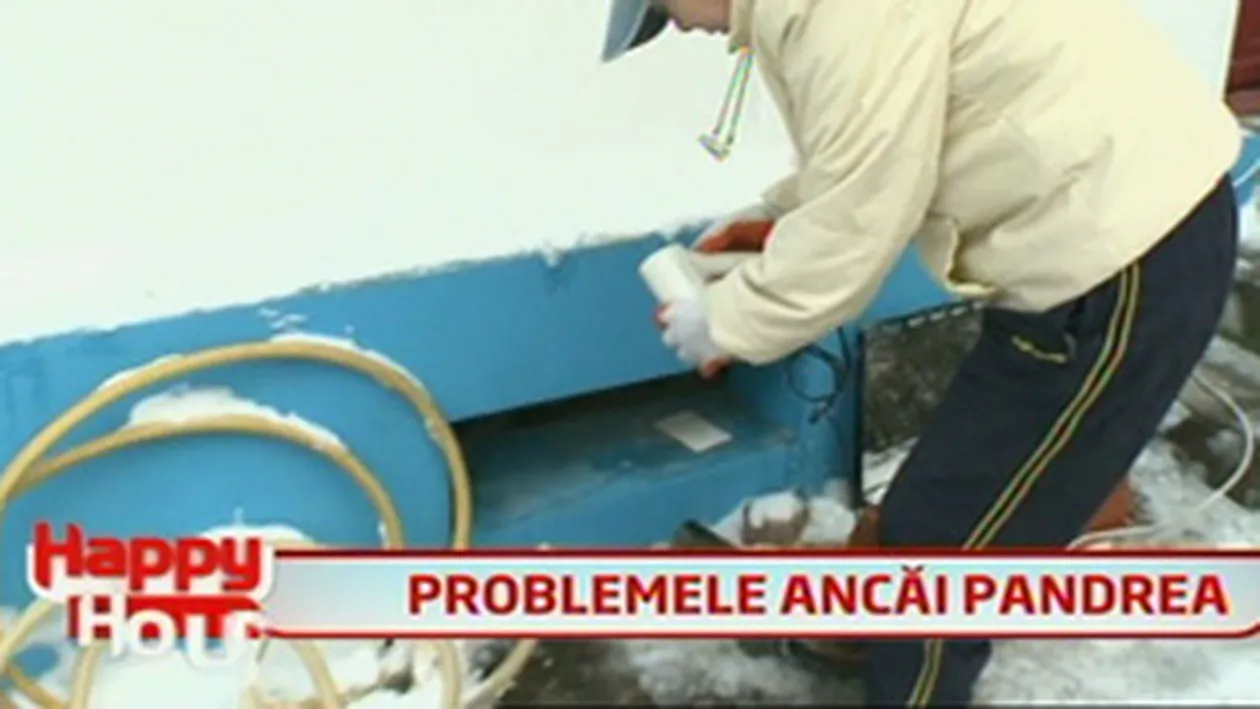 VIDEO Anca Pandrea dezgheata tevile de apa calda cu uscatorul de par! Am pus si sare pe teava, ca am zis ca poate se dezgheata