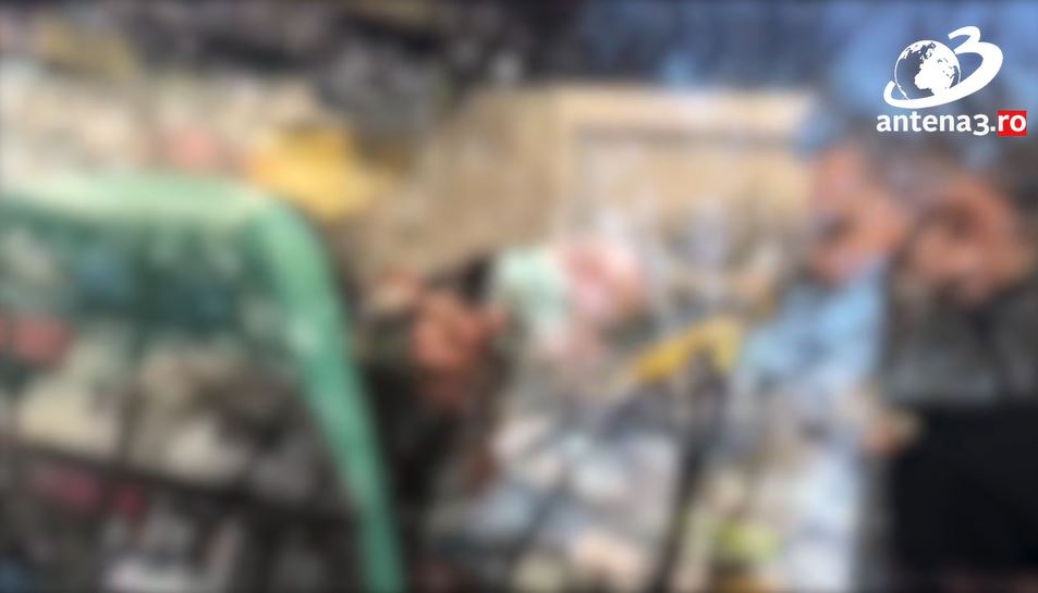 Atacatoarea Mirelei Vaida, recalcitrantă și după agresiunea înfiorătoare de la “Acces Direct”. Avem primele imagini după ce a fost imobilizată și urcată în ambulanță