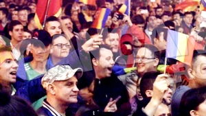 Revolutia protestelor cumparate! Instigatorii de la Universitate au fost adusi cu Logan-urile si platiti cu 50 de lei!