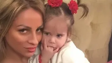 Izabela a împlinit un an! Declaraţie de dragoste emoţionantă a Sânzianei Buruiană pentru fiica ei