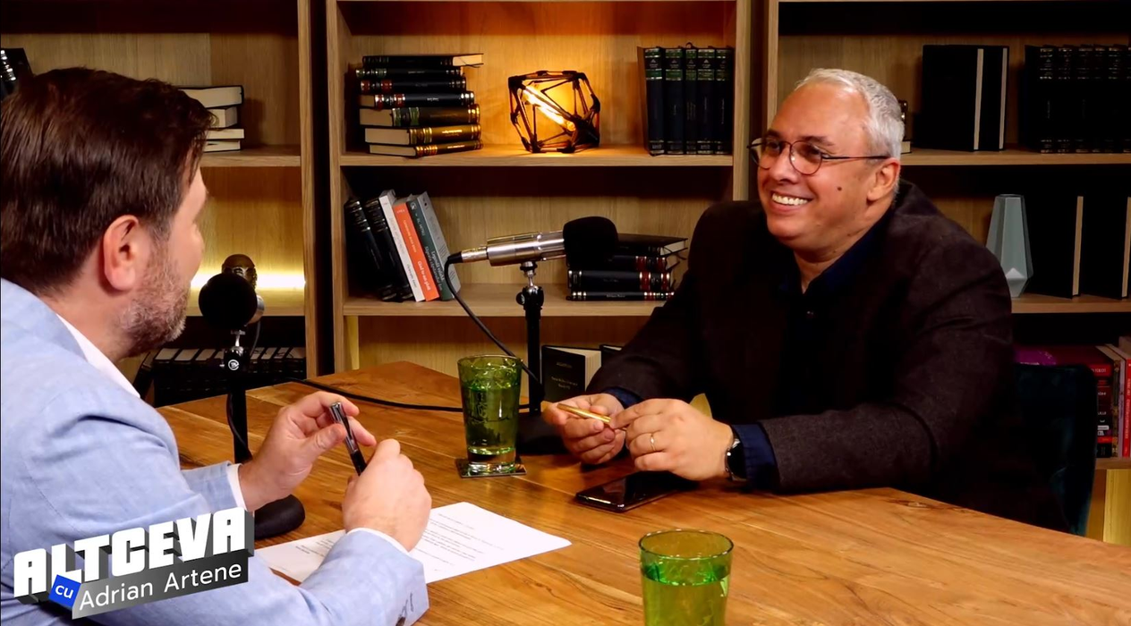 Alexandru Preda, cu zâmbetul pe buze în cadrul podcastului ALTCEVA / (Sursa: Captură video)