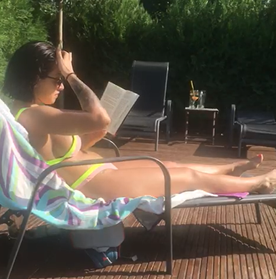 A pierdut ”războiului kilogramelor”, dar nu s-a ferit să se dezbrace la piscină! Cum arată Nicoleta Nucă în costum de baie