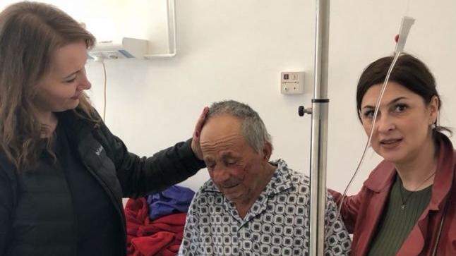 Câți bani s-au strâns pentru bătrânul bătut de doi tineri în Brașov! Sute de oameni au sărit în ajutorul lui