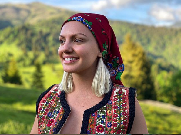 Alexandra Stan, imagine incendiară în pat, alături e iubit! Bărbatul s-a ascuns sub pătură