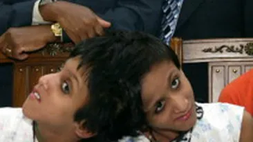 Se roaga de guvern sa-l lase sa-si omoare fiicele! Vezi povestea trista a unui indian!