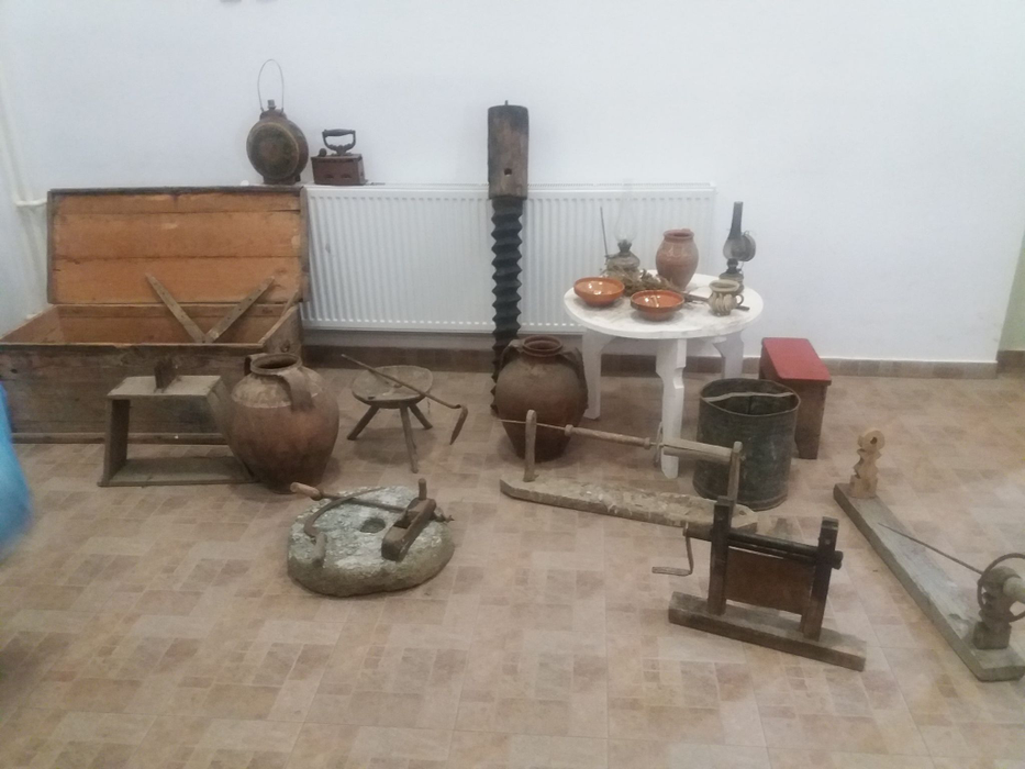 Localnicii donează obiecte inedite pentru muzeul din sat