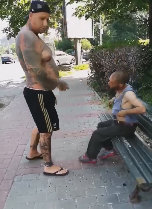 Ce s-a întâmplat cu un cerșetor care stătea pe o bancă, după ce a întâlnit un bărbat tatuat și plin de mușchi. Toți trecătorii au rămas fără cuvinte