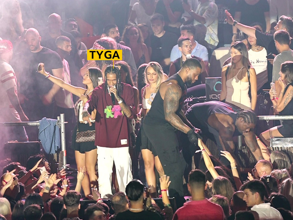 Fetele din Nuba au tăbărât pe scenă, pentru a fi alături de Tyga (Foto: CANCAN.RO)