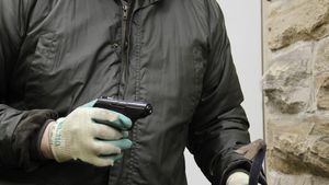 Român, dat în urmărire în Austria. Bărbatul a furat 7.000 de euro din casa unor bătrâni