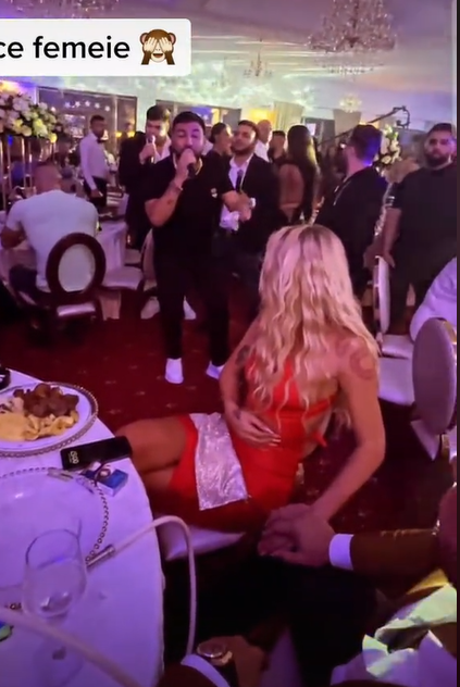 Ema Uta și Alex Bodi se țin de mână în timpul dedicației. Sursă: Tik Tok