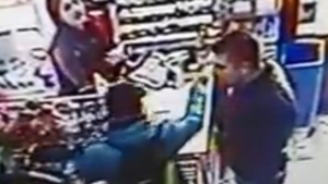 Scene incredibile, într-un magazin din Cluj! Acest tânăr a fost bătut pentru că a semnalat un furt