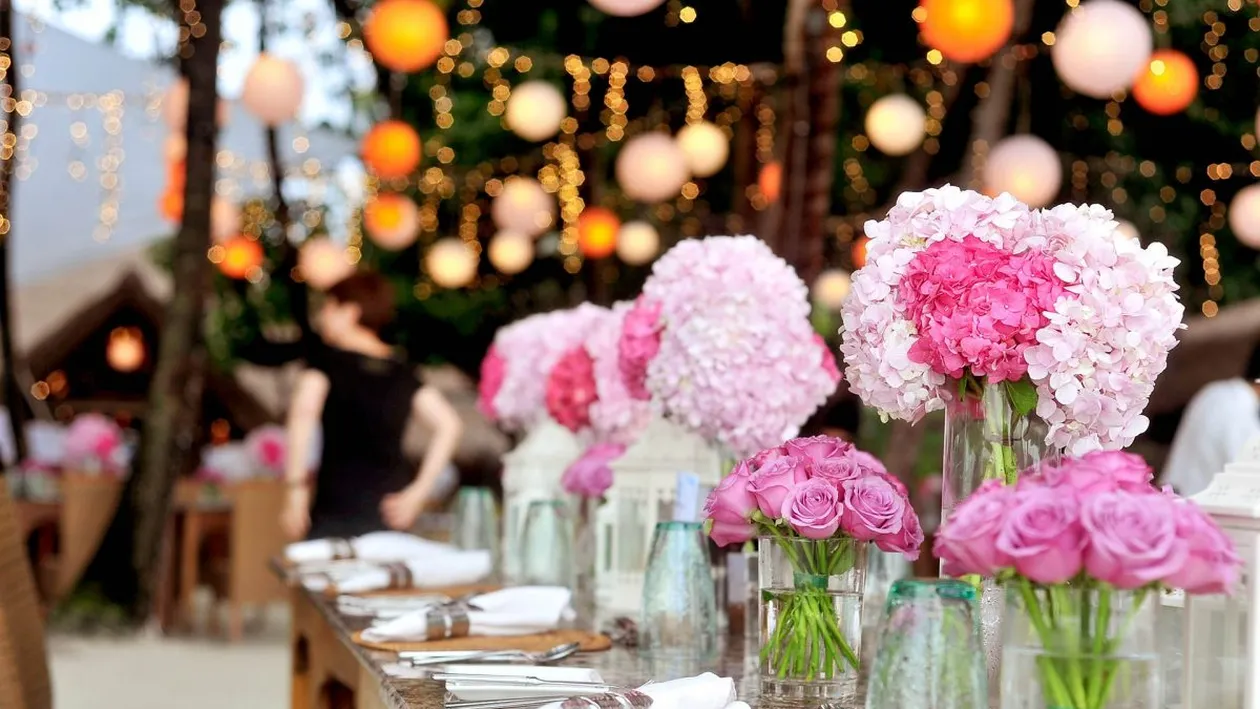 Imaginea cu mesajul stupid inscripționat pe un tort de nuntă s-a viralizat. Ce au putut să scrie cofetarii. FOTO