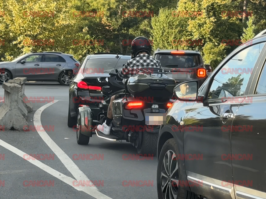 Bobonete se strecoară prin trafic cu un ATV pe trei roți