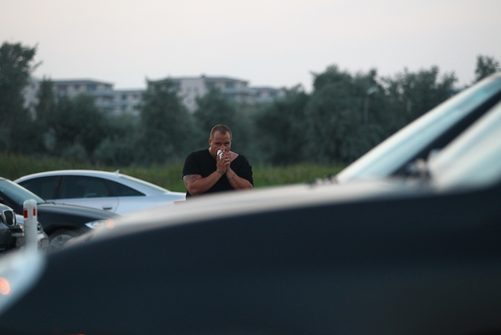 Dan Petrache, încercând să îşi oprească sângerarea după ce a fost bătut în 2013