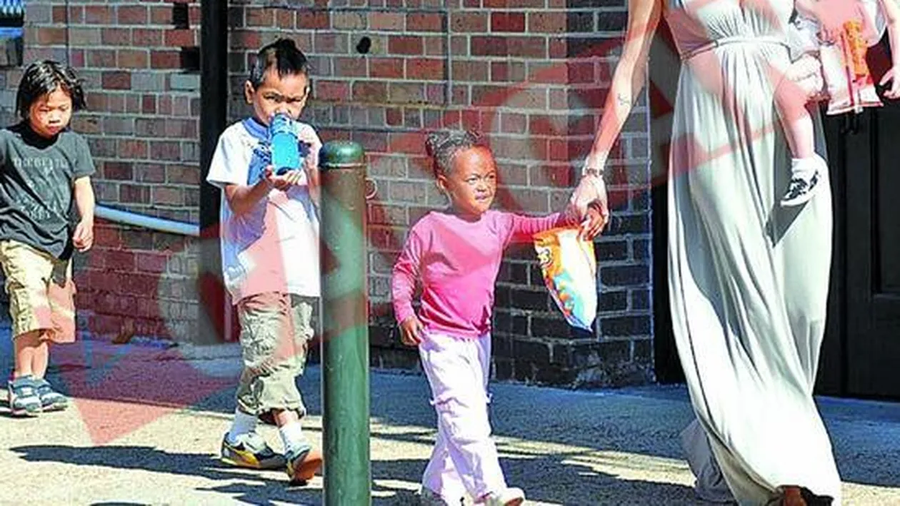 Copiii fac pipi pe Angelina