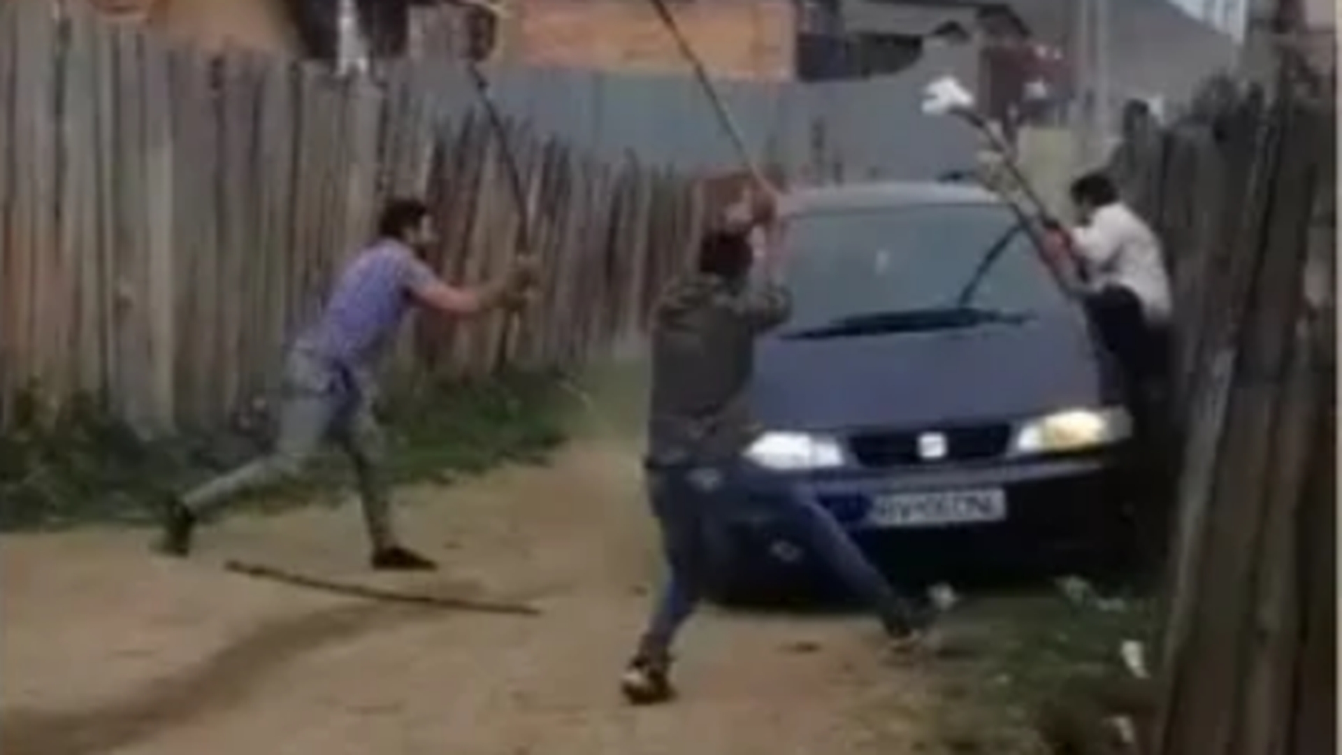 Scandal uriaș în Săcele! Bărbat strivit cu mașina, bătaie cu bâte și lopeți… VIDEO