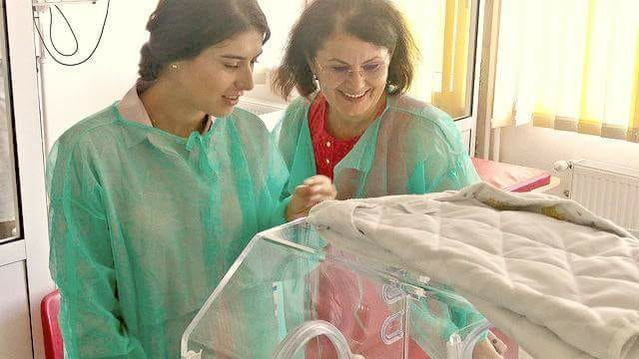 Sorana și mama ei îi admiră pe bebelușii din incubator